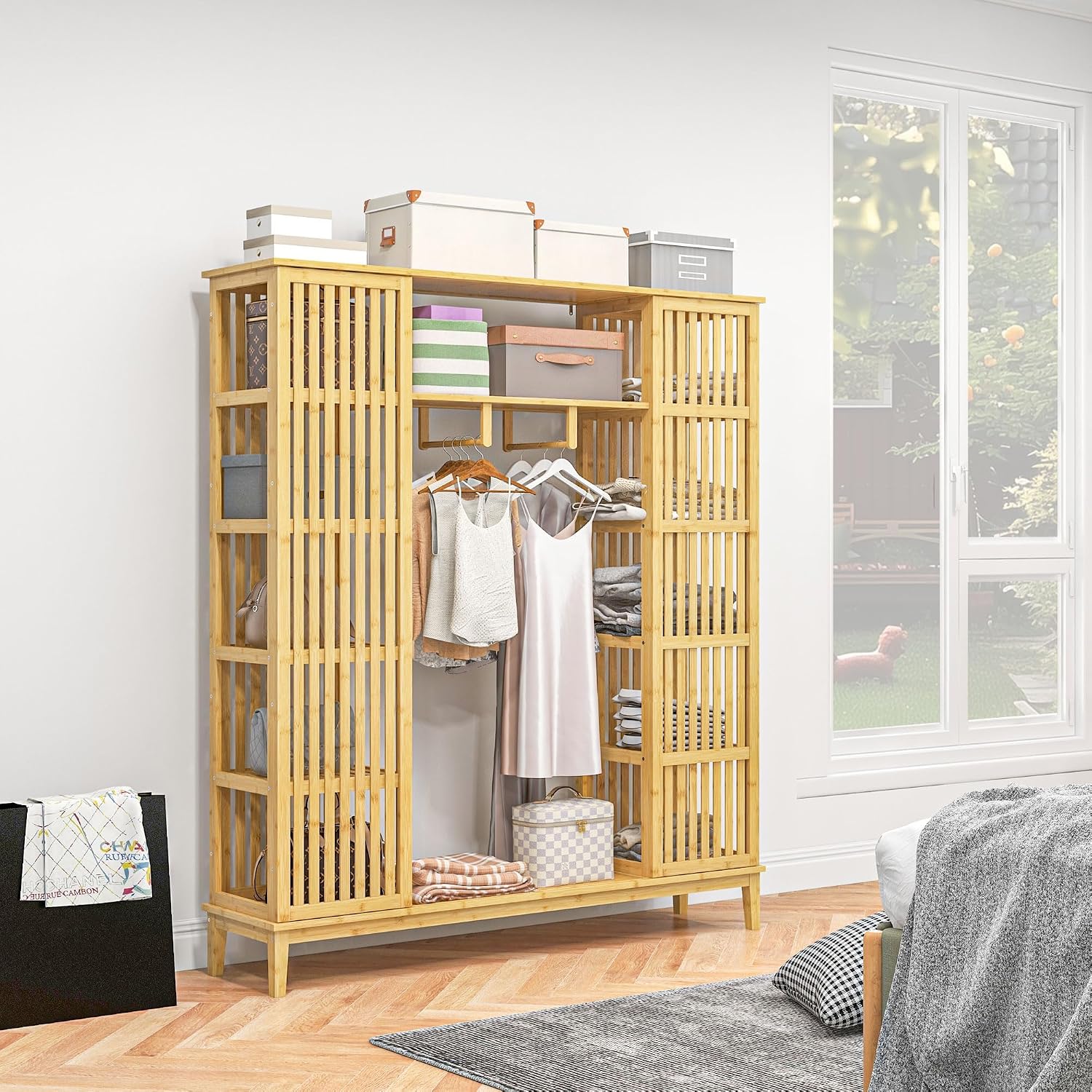 HOMCOM Kleiderschrank aus Bambus Aufbewahrungsschrank mit 2 Schiebetüren, offenen Regalen und Kleiderstange für das Schlafzimmer, 145 x 35 x 165cm, Naturholz-Finish — Ansicht 2
